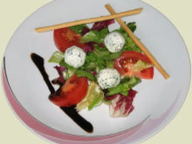 Salat mit Joghurtbällchen