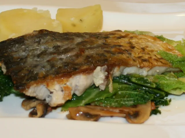 Karpfenfilet auf Kohlgemüse