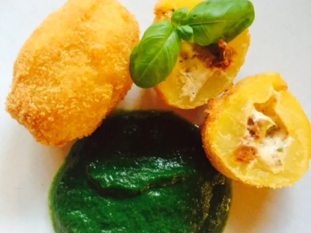 Kartoffel mit Käse-Tomaten Füllung