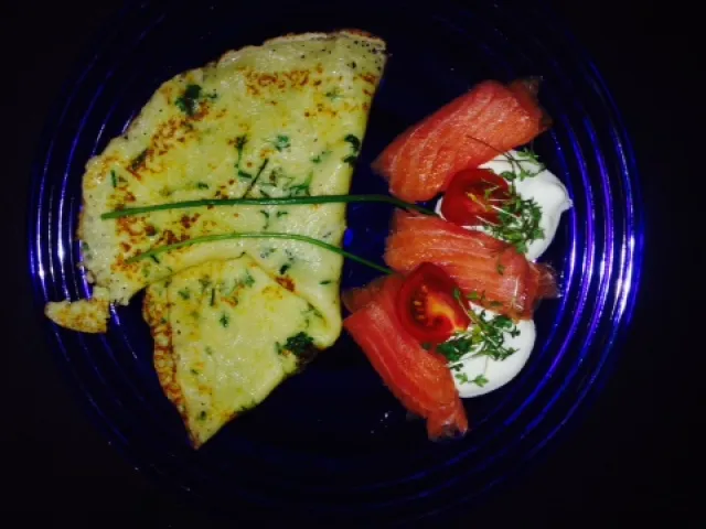 Kräuterpalatschinken mit Sauerrahmdip und Räucherlachs