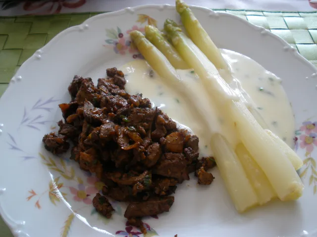 Gebratene Leber mit Spargel