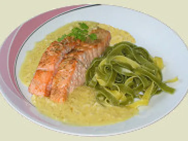 Lachsfilets mit Zwiebel-Sahne-Sauce