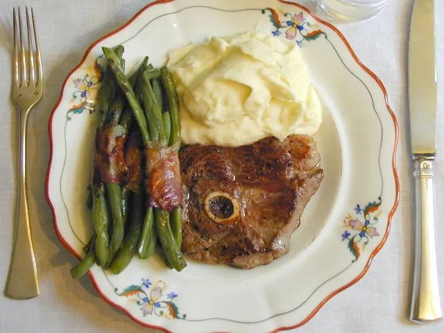 Lammschlegelscheiben mit Speckbohnen