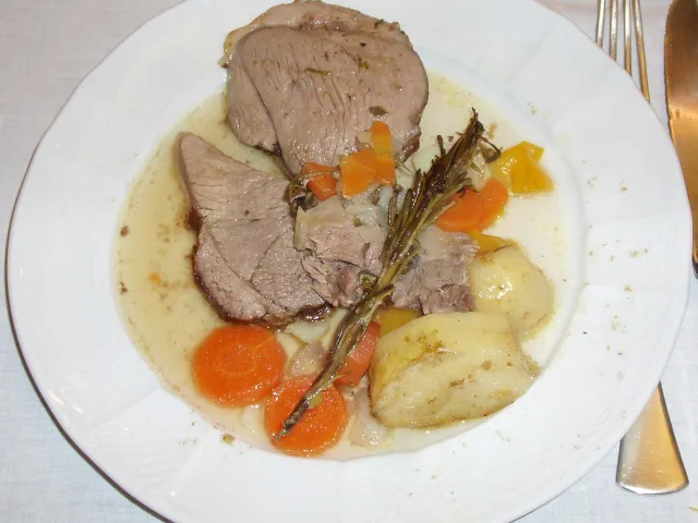 Lammschlögel mit Gemüse