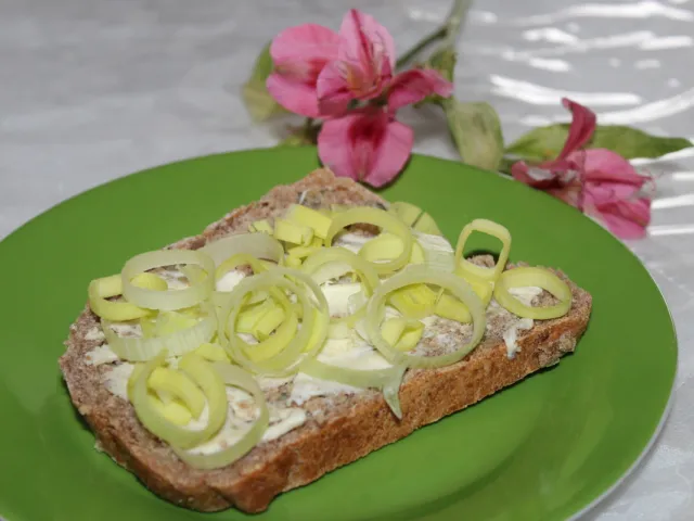 Frühstücksbrot mit Lauch