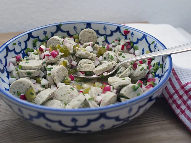 Lauwarmer Weißwurstsalat an Senf-Vinaigrette