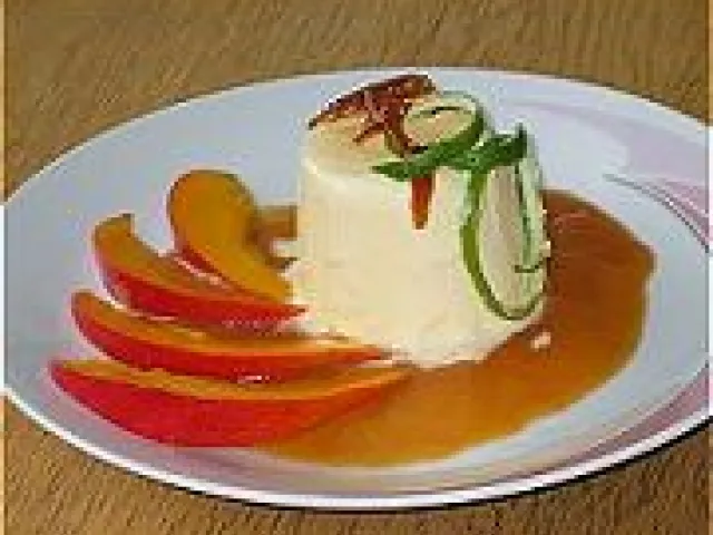 Limettenparfait auf Fruchtspiegel 