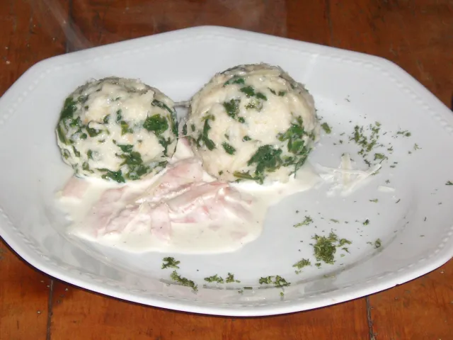 Mangoldtopfenknödel mit Schinkensahnesauce
