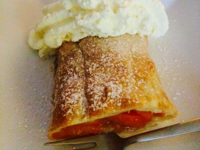 Marillenstrudel mit Biskotten