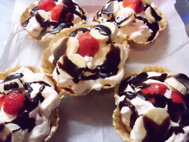 Waffelkörbchen mit Mascarponecreme und Früchten