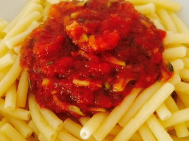 Nudeln mit Tomaten-Zucchini Sauce für eilige 