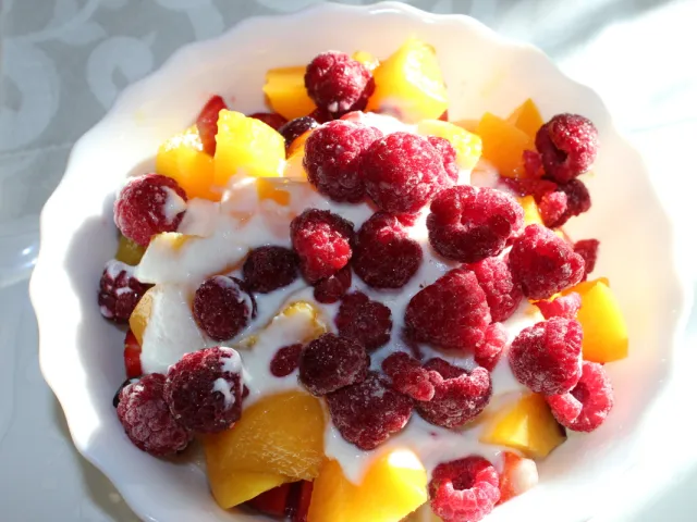 Obstsalat mit Pfirsichen
