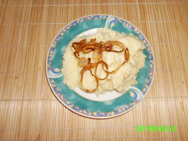 Kartoffelpüree mit Zwiebelringen