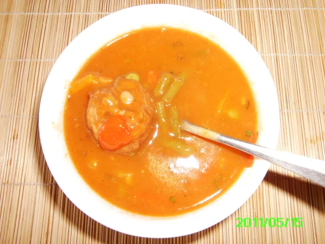 Pikantes Gemüsetöpfchen mit Fleischbällchen