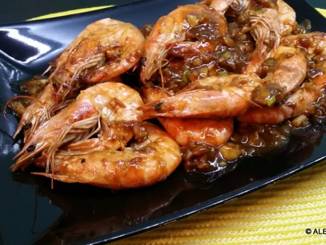 Gebratene Riesengarnelen in pikanter Sauce