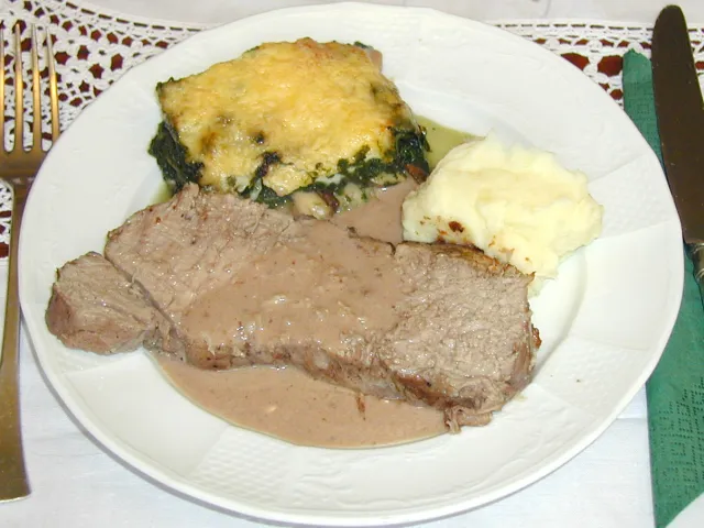 Rindsbraten in Rotweinsauce