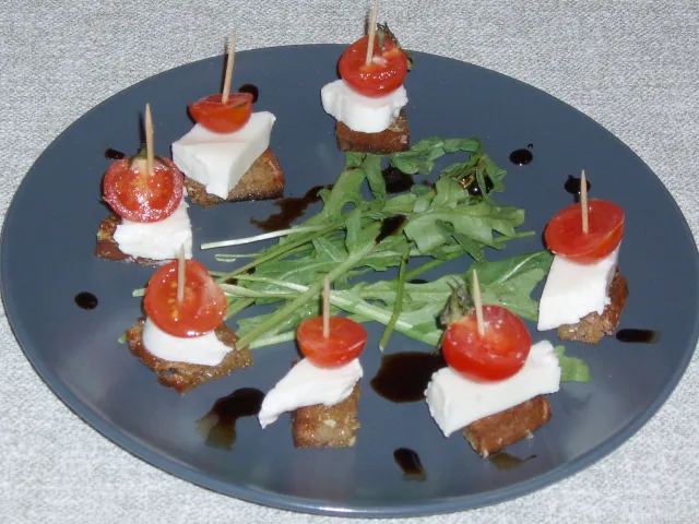Rucolasalat mit Caprese-Türmchen