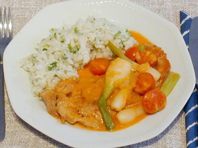 Schnitzel mit Paradeis-Jungzwiebel-Sauce