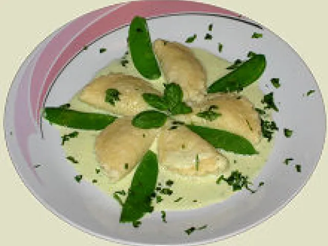 Schrimpstascherln mit Basilikumsauce