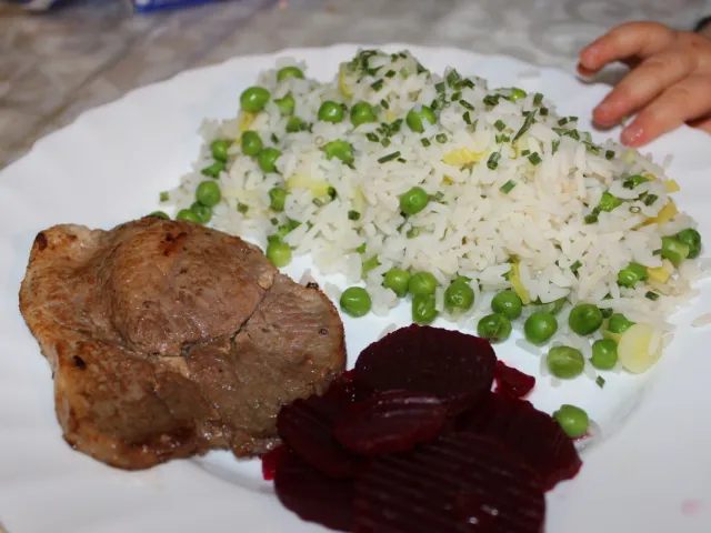 Schnitzel mit Reis und roten Rüben