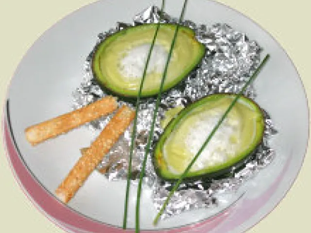 Kalte Avocado-Suppe mit Milchschaum