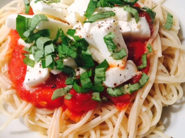 Spaghetti mit Mozzarella+Tomate
