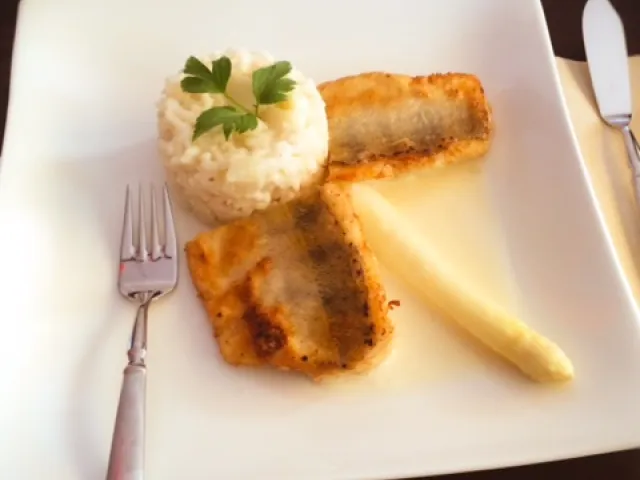 Spargel und Zander treffen Riesling