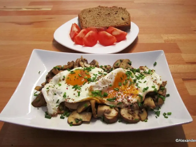 Spiegelei auf Pilzen