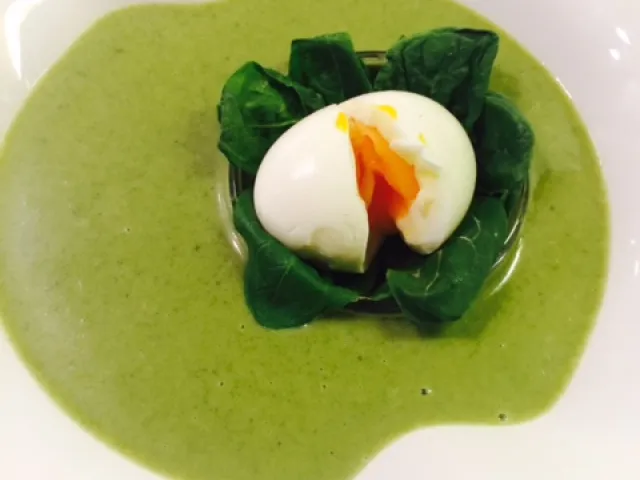 Spinatsuppe mit Ei