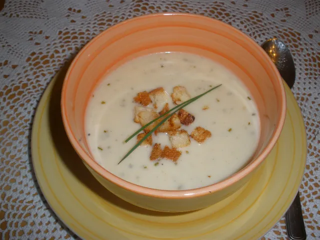Knoblauchrahmsuppe mit Croutons