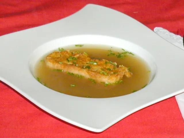 Klare Suppe mit Käsepofesen