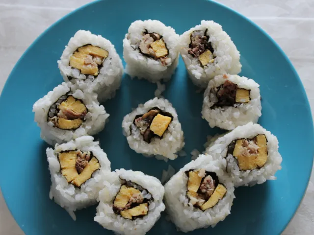 Sushi mit Sardine und Omelett