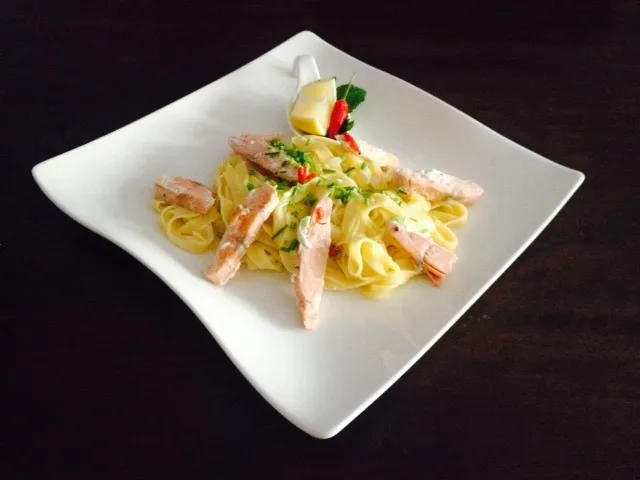 Tagliatelle mit würziger Käsesauce und Lachsfilet