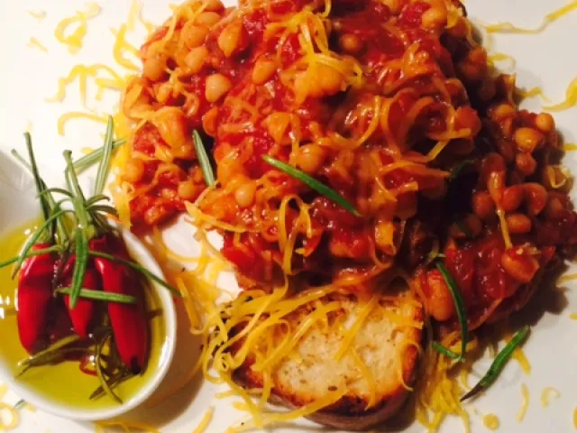 TOAST  with   BAKED BEANS  ( selbstgemacht )und Chiliöl