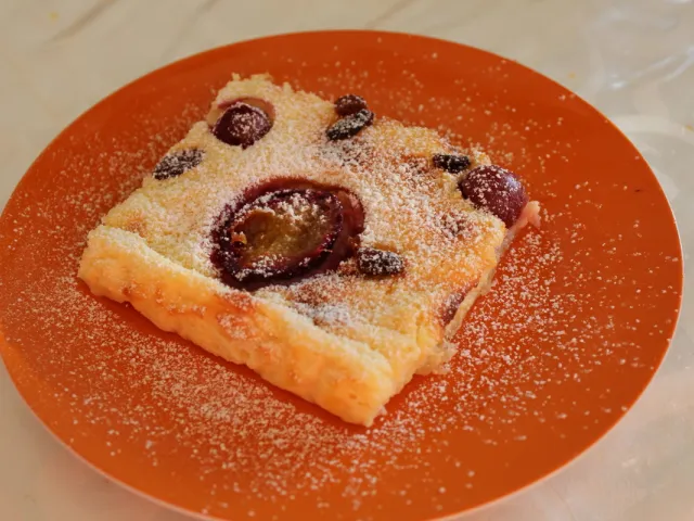 Topfenkuchen mit Zwetschken und Weichseln