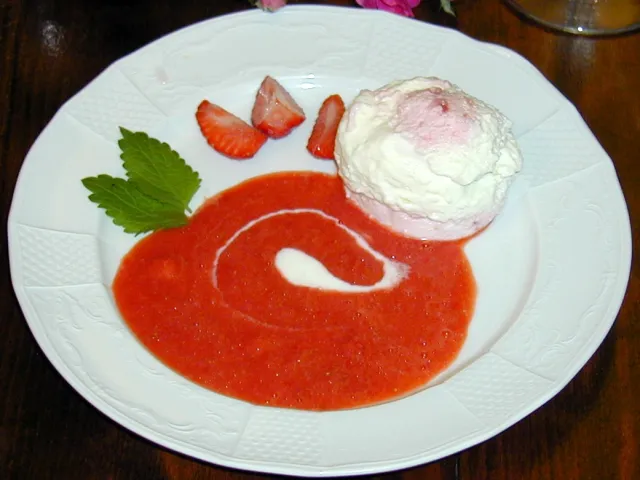 Zweierlei Topfenschaum auf Erdbeerspiegel