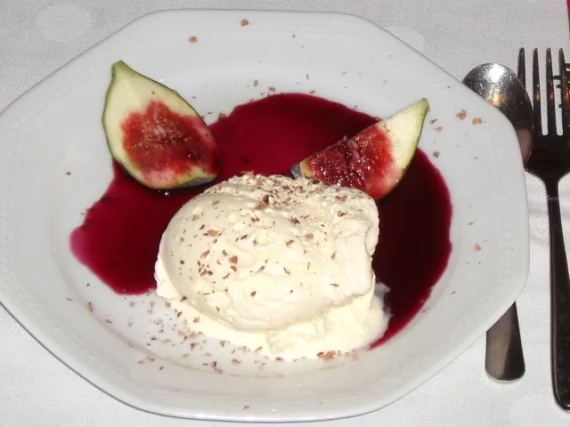 Vanilleeis mit Rotweinfeigen