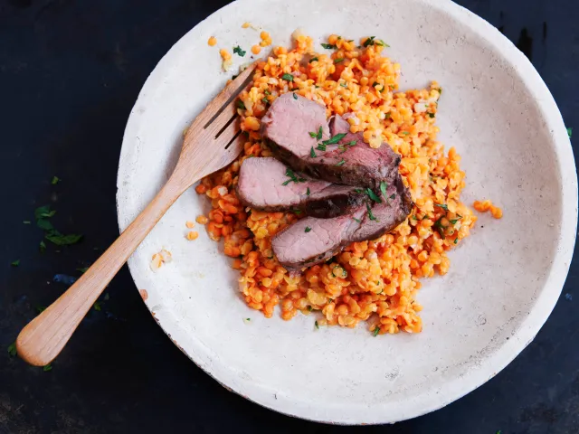 Wildschweinsteaks mit lauwarmen Specklinsen vom Weber Grill