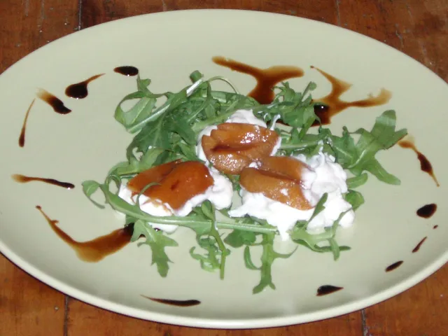 Ziegenfrischkäse mit Zwetschken auf Rucola