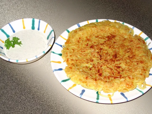 Zwiebelpuffer mit Pfeffersahne